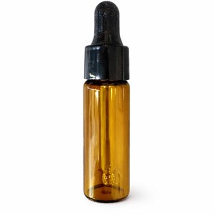 Op de afbeelding: Een kleine amberkleurige glazen fles met een zwarte druppelaar. De cilindrische fles is leeg. De druppelaar heeft een afgerond uiteinde. De fles is ontworpen voor het afgeven van vloeistoffen.