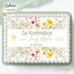 Könnte beinhalten: Ein weißer Kuchen mit einem Blumenmuster und dem Text "Zur Konfirmation von Emily Sophie 10. MAI 2025" in goldener Schrift. Der Kuchen ist mit weißen und gelben Blumen und grünen Blättern verziert.