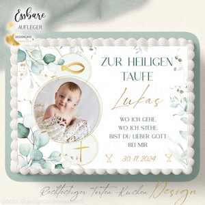 Könnte beinhalten: Ein weißer Kuchen mit einem grünen und goldenen Design. Der Kuchen ist mit einem Bild eines Babys, einem Kreuz und einem Fisch verziert. Der Text auf dem Kuchen lautet "Zur Heiligen Taufe Lukas Wo ich gehe. Wo ich stehe. Bist du lieber Gott bei mir 30.11.2024".