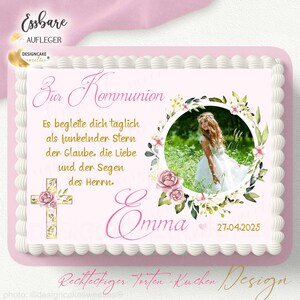 Könnte beinhalten: Ein essbarer Tortenaufleger in Rosa und Weiß mit einem floralen Design, einem Kreuz und einem Foto eines Mädchens. Der Text "Zur Kommunion" ist in rosa Kursivschrift geschrieben. Der Text "Emma" ist in rosa Kursivschrift geschrieben. Das Datum "27.04.2025" ist in Gold geschrieben. Der Text "Rechteckiger Torten Kuchen Design" ist in Gold geschrieben.