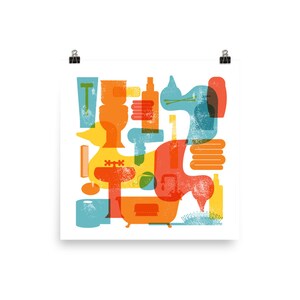 Op de afbeelding: Een kleurrijke abstracte illustratie van badkamerartikelen, waaronder een toilet, een badkuip, een tandenborstel, zeep en handdoeken. De illustratie is in geometrische stijl met overlappende vormen en een textuur achtergrond.