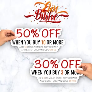 Puede incluir: Dos pegatinas blancas con texto rojo que ofrecen descuentos. Una dice "50% DE DESCUENTO AL COMPRAR 10 O M&Aacute;S" y la otra "30% DE DESCUENTO AL COMPRAR 3 O M&Aacute;S". Las pegatinas est&aacute;n sujetas por manos. La marca "Elen Brishe" est&aacute; en la parte superior.