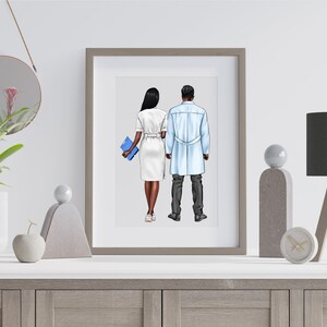 Puede incluir: Impresi&oacute;n art&iacute;stica enmarcada que muestra a un m&eacute;dico y una enfermera de espaldas. La enfermera viste un vestido blanco y sostiene una carpeta azul. El m&eacute;dico lleva una bata azul claro. La impresi&oacute;n se exhibe en una pared blanca.
