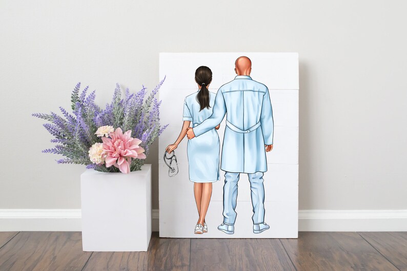 Puede incluir: Ilustraci&oacute;n de una pareja de profesionales de la salud, un m&eacute;dico y una enfermera, con uniforme m&eacute;dico azul claro. La enfermera sostiene un estetoscopio. La obra de arte est&aacute; sobre un panel de madera blanco. Un jarr&oacute;n cuadrado blanco contiene flores de lavanda y rosas.