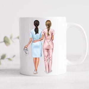 Puede incluir: Taza de cer&aacute;mica blanca con una ilustraci&oacute;n de dos enfermeras. Una lleva uniforme azul claro y sostiene un estetoscopio, la otra viste de rosa. Est&aacute;n de espaldas, sobre un fondo neutro.