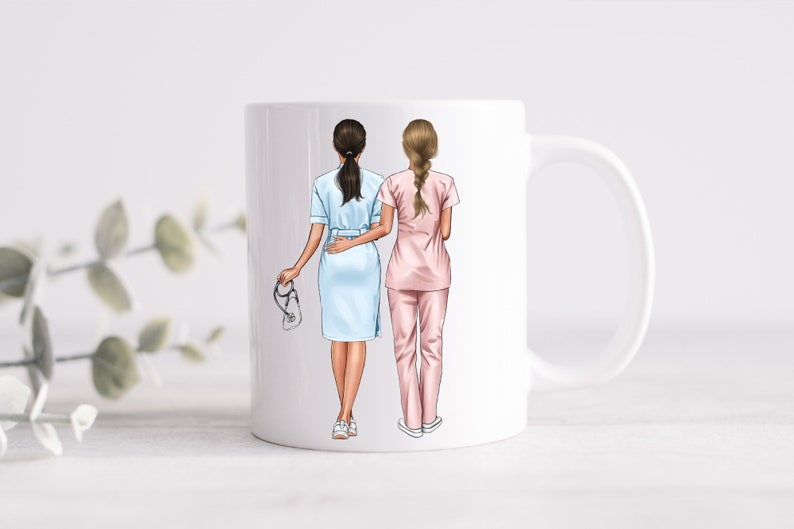 Puede incluir: Taza de cer&aacute;mica blanca con una ilustraci&oacute;n de dos enfermeras. Una lleva uniforme azul claro y sostiene un estetoscopio, la otra viste de rosa. Est&aacute;n de espaldas, sobre un fondo neutro.