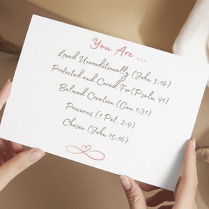 Christliche Valentinstagskarte ""Von Gott geliebt" Bibel Verse Schrift Glaube Freunde auf Glaubensbasis religiös bedruckbar."