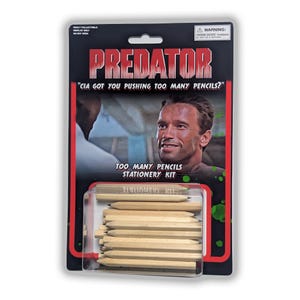 Peut inclure: Kit de papeterie sur le thème de Predator, avec des crayons dans un étui transparent. L'emballage comprend le titre du film, une citation et une image d'Arnold Schwarzenegger. L'ensemble est un objet de collection.