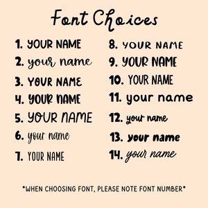Op de afbeelding: Een lijst met 14 verschillende lettertypen voor een naam, genummerd van 1 tot en met 14. De tekst "Font Choices" staat bovenaan de afbeelding. De tekst "*WHEN CHOOSING FONT, PLEASE NOTE FONT NUMBER*" staat onderaan de afbeelding.