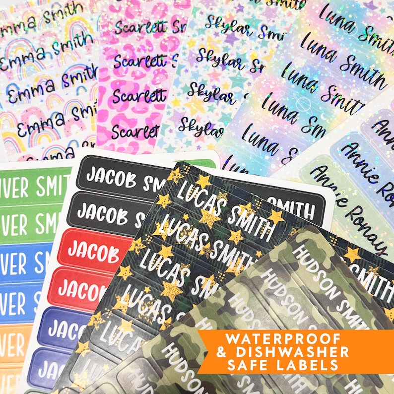 Pode incluir: Uma cole&ccedil;&atilde;o de etiquetas adesivas retangulares com v&aacute;rios nomes como Emma Smith, Scarlett, Skylar, Luna Smith, Annie, Jacob, Lucas Smith e Hudson. As etiquetas exibem diversos padr&otilde;es, incluindo arco-&iacute;ris, estampa de leopardo, estrelas e camuflagem.