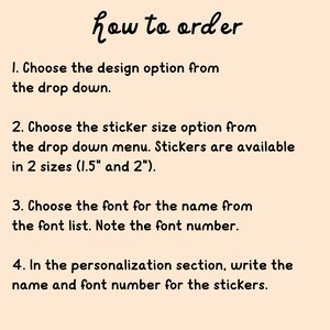 Op de afbeelding: Instructies voor het bestellen van aangepaste stickers. Kies een ontwerp, een stickerformaat, een lettertype en personaliseer met een naam en een lettertype nummer.