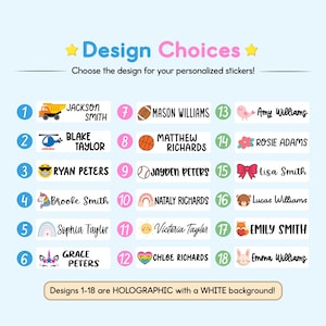 Op de afbeelding: Een lichtblauwe afbeelding met de tekst "Design Choices" en een lijst met gepersonaliseerde stickerontwerpen. Elk ontwerp bevat een naam en een kleine illustratie, zoals een vrachtwagen, helikopter of regenboog. Ontwerpen 1-18 zijn holografisch met een witte achtergrond.