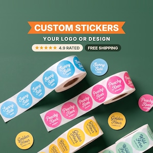 Könnte beinhalten: Rollen mit individuellen runden Aufklebern in Blau, Pink, Gelb und Grün. Die blauen Aufkleber zeigen Sunny Side Cafe, die pinken Peachy Keen Bakery, die gelben Golden Hour Candle Co und die grünen Aufkleber Wild Fern Skincare.