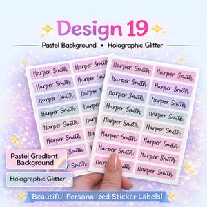 Op de afbeelding: Twee vellen gepersonaliseerde stickers met de naam "Harper Smith" in een handschrift. De stickers hebben een pastelkleurige achtergrond en holografische glitter. De tekst bovenaan luidt "Design 19". De tekst onderaan luidt "Beautiful Personalized Sticker Labels!"
