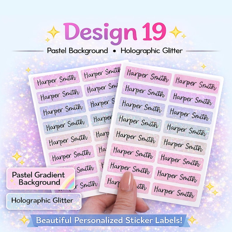 Op de afbeelding: Twee vellen gepersonaliseerde stickers met de naam "Harper Smith" in een handschrift. De stickers hebben een pastelkleurige achtergrond en holografische glitter. De tekst bovenaan luidt "Design 19". De tekst onderaan luidt "Beautiful Personalized Sticker Labels!"