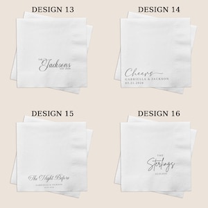 K&ouml;nnte beinhalten: Vier quadratische wei&szlig;e Papierservietten mit schwarzem Textaufdruck. Design 13 zeigt The Jacksons Est. 2026. Design 14 zeigt Cheers Gabriella & Jackson 03.21.2026. Design 15 zeigt The Night Before Gabriella & Jackson 03.21.2026. Design 16 zeigt The Sterlings 03.21.2026.