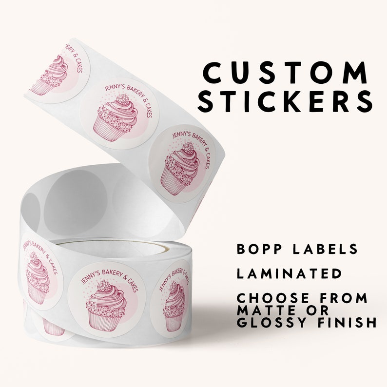 K&ouml;nnte beinhalten: Eine Rolle individueller Aufkleber mit einem rosa Cupcake-Design und dem Text "Jenny's Bakery & Cakes". Die Aufkleber sind rund und tragen den Text "CUSTOM STICKERS". Das Bild enth&auml;lt auch den Text "BOPP LABELS LAMINATED CHOOSE FROM MATTE OR GLOSSY FINISH."