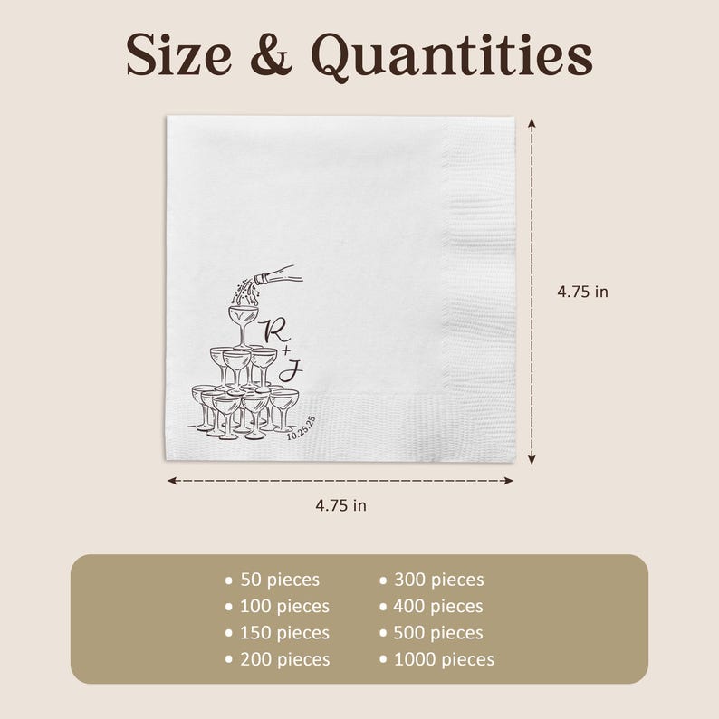 K&ouml;nnte beinhalten: Eine quadratische wei&szlig;e Papierserviette mit den Ma&szlig;en 12,07 cm mal 12,07 cm. Die Serviette zeigt eine schwarze Strichzeichnung eines Champagnerturms mit einer Flasche, die in das oberste Glas gie&szlig;t, den Buchstaben R + J und dem Datum 10.25.25.