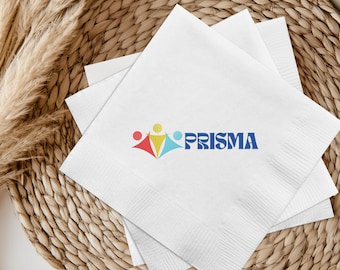 Pode incluir: Guardanapos de papel brancos com um logotipo azul e branco que diz "PRISMA" e um gráfico colorido de três pessoas de mãos dadas.