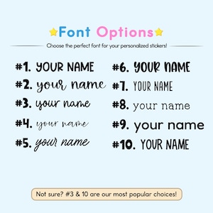 Pode incluir: Uma tabela azul-clara exibindo dez op&ccedil;&otilde;es de fontes numeradas para adesivos personalizados. Cada linha numerada mostra o texto 'YOUR NAME' ou 'your name' em uma tipografia preta distinta. Uma caixa bege na parte inferior diz 'Not sure? #3 & 10 are our most popular choices!'