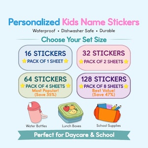 Op de afbeelding: Afbeelding met gepersonaliseerde naamstickers voor kinderen, waterdicht en duurzaam. Sets van 16, 32, 64 of 128 stickers. Voorbeelden: waterflessen, lunchboxen en schoolspullen. Tekst: "Perfect voor de kinderopvang & school."