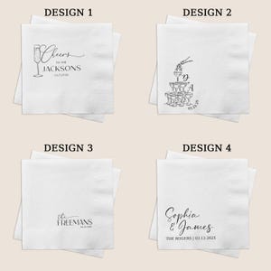 K&ouml;nnte beinhalten: Vier quadratische wei&szlig;e Papierservietten mit schwarzen Druckmotiven. Design 1 zeigt ein Champagnerglas und den Text Cheers to the Jacksons 03.21.2026. Design 2 zeigt einen Champagnerturm mit D+A und 03.22.25. Design 3 zeigt the Freemans 03.23.2026. Design 4 zeigt Sophia & James The Rogers 03.13.2025.