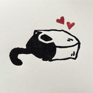 Gato negro en una bolsa de supermercado, arte diminuto linograbado impreso en prensa de grabado hecha a mano, gato vacío de lino en una bolsa de compras de plástico, regalo para amantes de los gatos