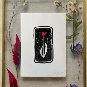 Petite impression d'art en linogravure de tulipe, giclée de plante florale sculptée à la main petite tulipe unique sur une décoration murale en papier texturé