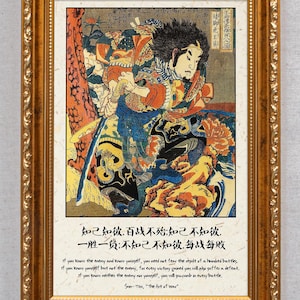 Op de afbeelding: Een ingelijste prent van een Japanse houtsnede die een samoerai-krijger in een dramatische pose afbeeldt. De prent is in tinten blauw, rood, geel en zwart. De prent bevat een citaat in het Japans en Engels: "Als je de vijand en jezelf kent, hoef je niet bang te zijn voor het resultaat van honderd veldslagen. Als je jezelf kent, maar niet de vijand, zul je voor elke overwinning die je behaalt, ook een nederlaag lijden. Als je noch de vijand noch jezelf kent, zul je in elke veldslag onderworpen worden." - Sun Tzu, "De Kunst van de Oorlog"