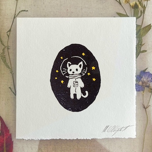 Stampa linoleografica in miniatura di un gatto astronauta, arte per proprietari di gatti domestici, regalo per amanti dei felini, stampata su pressa per incisione fatta a mano su carta opaca mini 6x6