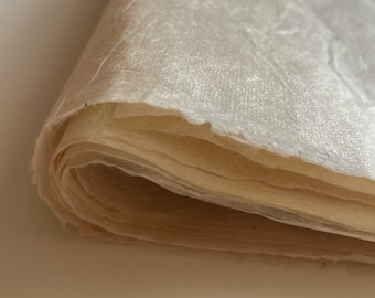 Papier népalais artisanal fait main, texturé naturel avec bords lisses, produit de manière éthique avec des fibres végétales de buisson de lokta auto-régénérant