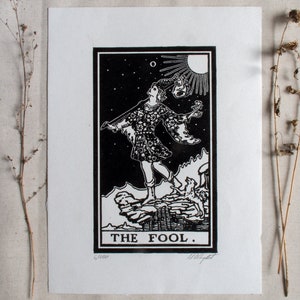 Grabado original en Linograbado "El Loco" grabado a mano Art of Tarot Major Arcana card, sobre papel de trapo de algodón firmado y numerado por el Artista