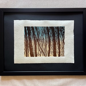 Original Linocut Light in Forest, stampa linoleum di boschi calmi e tranquilli mattutini su carta di cotone naturale fatta a mano, firmata e numerata dall'artista