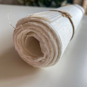 Papier artisanal fait main de mûrier, texturé naturel délicat avec bords lisses, fabriqué avec des fibres végétales blanches provenant d'écorce d'arbre et de paille de riz