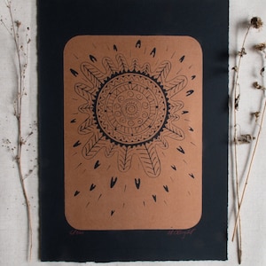 &quot;Original Linoldruck &quot;&quot;Lord Frith&quot; Watership Down Sun Mandala Gottheit Linoldruck Kunst Metall Kupferfarbe auf schwarzem Papier vom Künstler signiert.&quot;