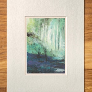 Impression d'art sur papier texturé artisanal, peinture à l'huile arbres verts calmes et forêt brumeuse au soleil, sur papier floral fait main, signée par l'artiste
