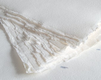 Handgeschöpftes Papier mit Büttenrändern, zarte natürliche weiße Textur, ethisch einwandfrei mit recycelter Baumwolle aus Pflanzenfasern hergestellt