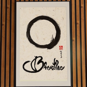 Arte della calligrafia Zen "Breathe" Enso Circle realizzata con inchiostro giapponese sumi, pittura a pennello fatta a mano, decorazione murale religiosa buddista tao