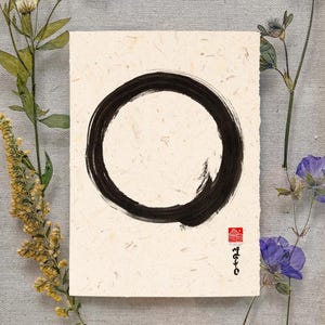 Calligrafia Zen personalizzata Enso n. 1 Cerchio realizzata con inchiostro giapponese sumi, pittura a pennello fatta a mano per meditazione, decorazione murale religiosa buddista.