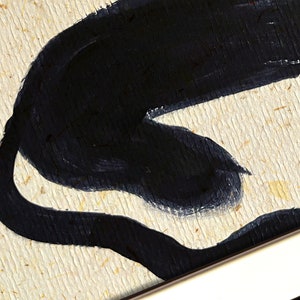 Målning Svart zenkatt liggande konsttryck av samtida wabi-sabi konstpapper med bananfibrer textur Rolig djurposter av modern konstnär bild 4