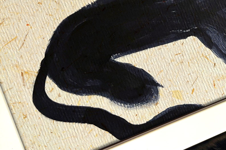 Målning Svart zenkatt liggande konsttryck av samtida wabi-sabi konstpapper med bananfibrer textur Rolig djurposter av modern konstnär bild 4