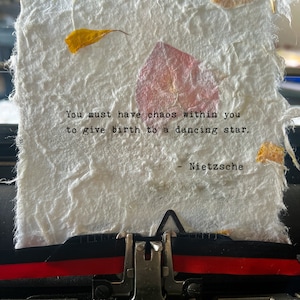 Citazione filosofica digitata a mano della poesia d'arte di Friedrich Nietzsche su carte di fiori pressati fatti a mano, citazione ispiratrice digitata a mano su macchina da scrivere