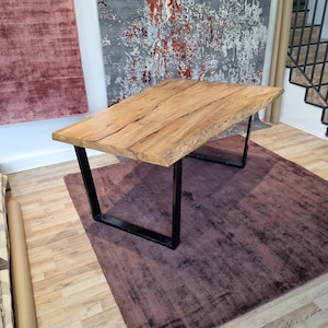 Boomrandtafel massieve eettafel 113-165 cm, massief mangohout, gelakt en natuurlijke kleur, metalen frame in zwart