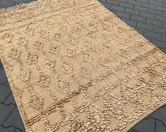 Op de afbeelding: Een witte keramische mok met een zwarte handgreep en de tekst "But First, Coffee" in een vetgedrukte, zwarte letter. De mok staat tegen een vage achtergrond, wat een gezellige setting suggereert.