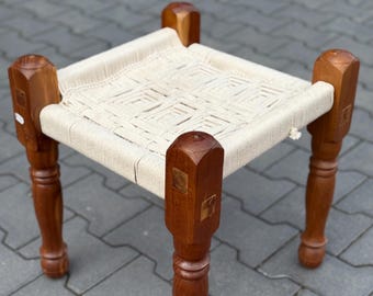 Boho Hocker mit Holz Beinen, Mandala Pflanzenhocker, Macramé Schemel, Boho Geschenk, Deko Sitzhocker, handgemachter MAKRAMEE HOCKER Panipat