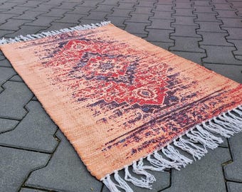 Klein kleurrijk tapijt, gevlochten katoenen chindi-mat, vintage verweerde voddenkleed, milieuvriendelijke deurmat