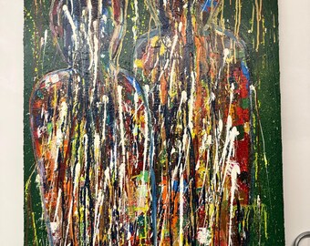 Op de afbeelding: Abstract schilderij met twee silhouetfiguren met kleurrijke, getextureerde lichamen. Witte verf druipt over de figuren, met gouden en witte druppels aan de bovenkant. De achtergrond is donkergroen met een getextureerd oppervlak.