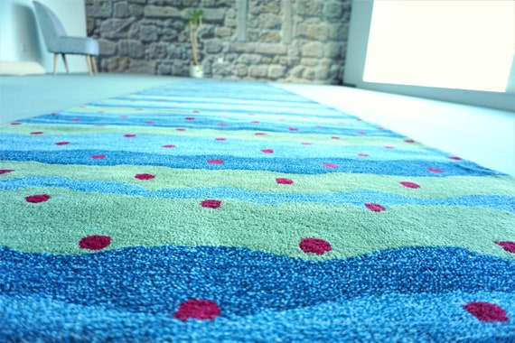 Blauer Wolle Teppich Läufer Handgetuftet – Lange Läufer mit Wine Red Dots, Boho Wool Runner, Nordic Home Decor