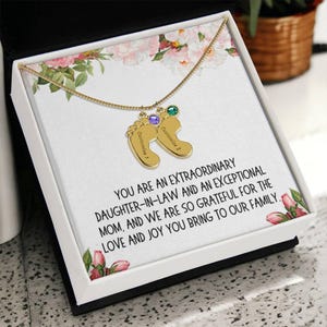 Cadeau personnalisé pour belle-fille Cadeau d'anniversaire pour belle-fille Collier gravé pieds de bébé pour elle Idées cadeaux de Noël de la belle-fille