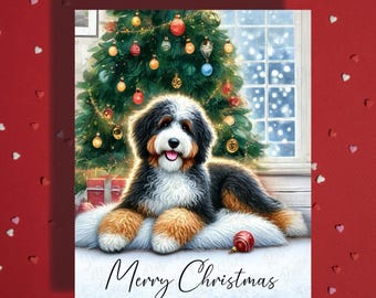 Könnte beinhalten: Weihnachtskarte mit einem Bernedoodle-Hund mit schwarzem, weißem und braunem Fell vor einem geschmückten Weihnachtsbaum. Der Text "Merry Christmas" ist kursiv geschrieben.